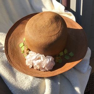 Sun hat with blossoms and leaves